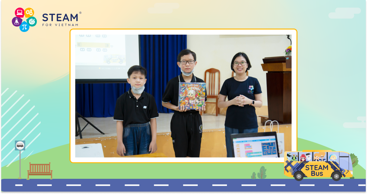 học sinh nhận thưởng cùng cô Trang